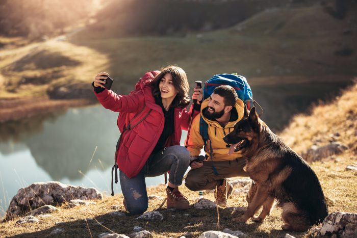 pareja con perro en la montaña
