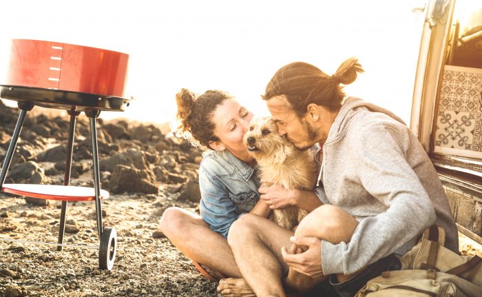 pareja besa a perro