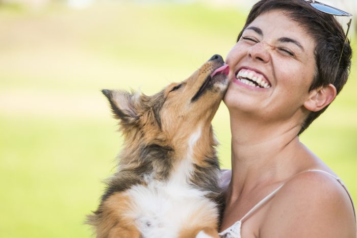perro chupa a una mujer