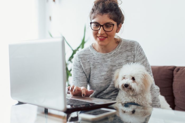 mujer con perro en el ordenador