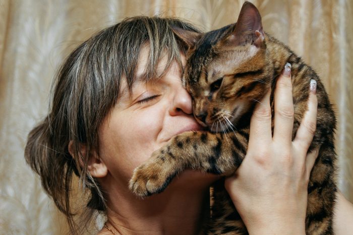 mujer abraza gato