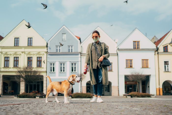 mujer con perro en la calle