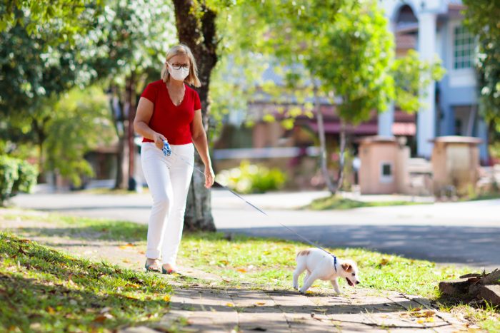 mujer pasea a perro